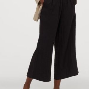 NWT H&M Black Wide Leg Cropped Pants. Elastic Waist. Ruffled details. Size 8.
